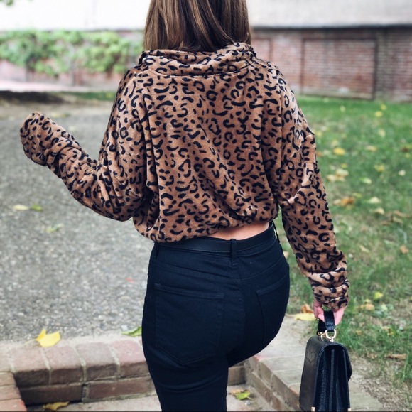 Nia Leopard Fleece Cropped Pull Over - Picture 5 of 7